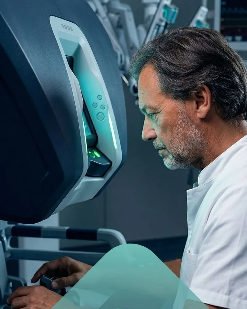 Prof. Dr. Tibet Erdoğru da Vinci robotik cerrahi konsolunda